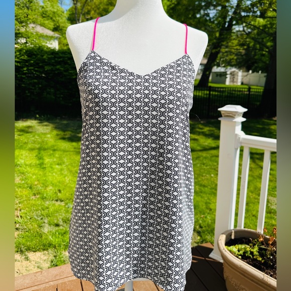 Express Reversible tank top Small NWOT Black White & Hot Pink - Picture 2 of 3